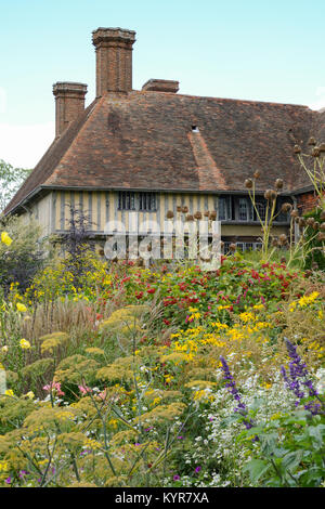 Great Dixter House & Gardens - lange Grenze im Spätsommer, Ende August, Ewhurst, Rye, East Sussex, England, Großbritannien Stockfoto