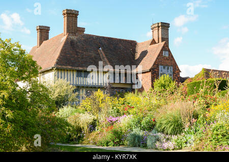 Great Dixter House & Gardens - lange Grenze im Spätsommer, Ende August, Ewhurst, Rye, East Sussex, England, Großbritannien Stockfoto