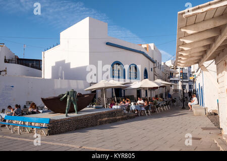 Fishermans Statue und Restaurant El Cotillo La Oliva Fuerteventura Kanarische Inseln Spanien Stockfoto