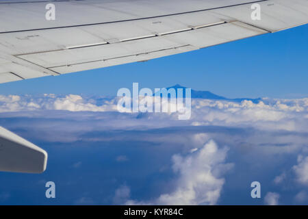 Wolken von oben gesehen mit Vulkan Teide auf Teneriffa, Kanarische Inseln Stockfoto