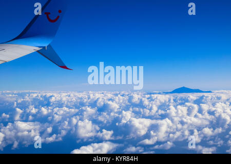 Wolken von oben gesehen mit Vulkan Teide auf Teneriffa, Kanarische Inseln Stockfoto