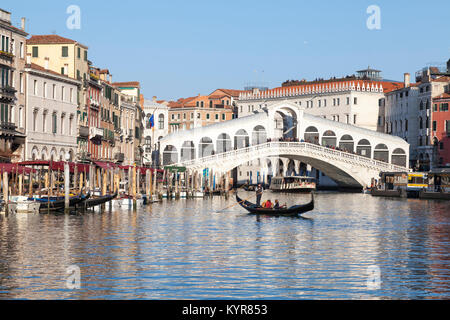 Rialto, Venedig. Gondeln auf dem Canal Grande vor der Rialto Brücke, Venedig, Venetien, Italien mit Reflexionen. UNESCO Stockfoto