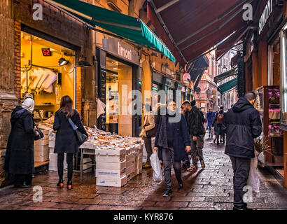 Italien Emilia Romagna Bologna Lebensmittelgeschäfte in der Via Pescherie Vecchie Stockfoto