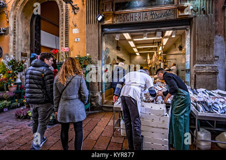 Italien Emilia Romagna Bologna Lebensmittelgeschäfte in der Via Pescherie Vecchie Stockfoto