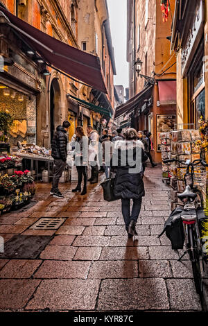 Italien Emilia Romagna Bologna Lebensmittelgeschäfte in der Via Pescherie Vecchie Stockfoto