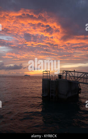 Helles orange Sonnenuntergang, Mallory Square, Key West, Vereinigte Staaten Stockfoto