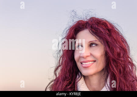 Menopausal Frau mit roter Kirsche Haare lächelnd Stockfoto