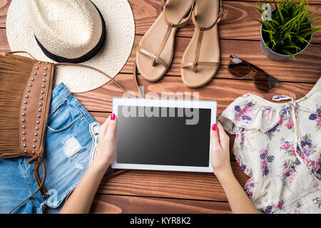 Damen Sommer Kleider auf Holztisch. Mode Hintergrund Stockfoto