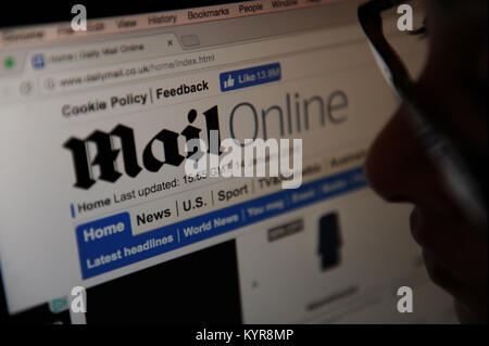 Eine Frau schaut auf die Daily Mail Online Website Stockfoto
