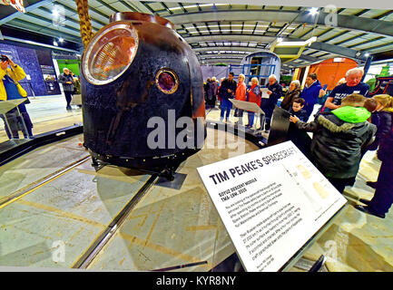 Tim Peakes russische Raumschiff Sojus Kapsel und eifrig Schulkinder Shildon Railway Museum Stockfoto