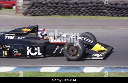 Yvan Muller auf seinem Weg zum Gewinnen der Gold Cup in seinem Omegaland Racing Reynard 91 D, Brirish Formel 2 Meisterschaft, Oulton Park, 19. Juli 1992 Stockfoto