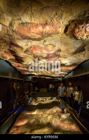 Madrid, Spanien - 24. Februar 2017: Besucher der nachgebildeten Höhle von Altamira im Nationalen Archäologischen Museum, Madrid, Spanien betrachten Stockfoto