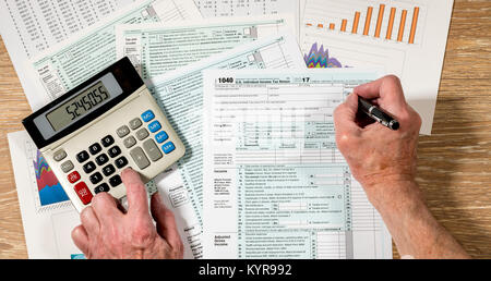 Von oben Blick auf 2017 IRS Form 1040 auf hölzernen Schreibtisch Stockfoto