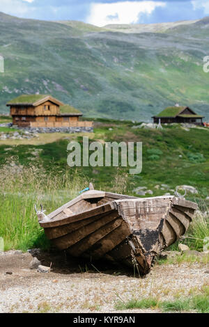 Holz- Boot und traditionellen Holzhäusern mit sod Dächer in Sogn und Fjordane County in Westnorwegen. Stockfoto