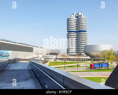 München, Deutschland - April 08, 2017: Blick auf die Zentrale der BMW und die BMW-Museum in München in einem sonnigen Tag. Stockfoto