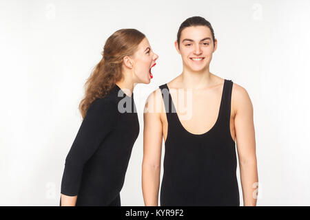 Frau Schreien bei man. Der Mensch alle das Gleiche und nicht aufpasst. Studio shot, auf weißem Hintergrund Stockfoto