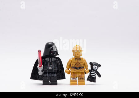 Lego Darth Vader mit c3po Holding einen Teddybären. auf weißem Hintergrund. Stockfoto