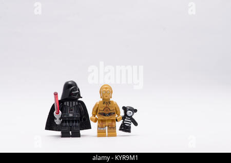 Lego Darth Vader mit c3po Holding einen Teddybären. auf weißem Hintergrund. Stockfoto