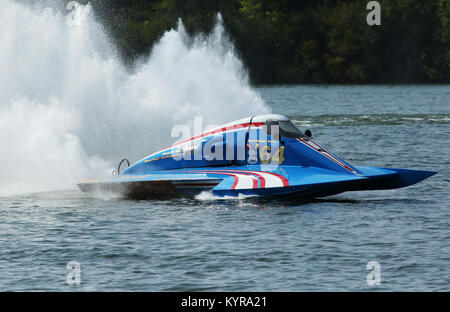 Kevin Kreitzer Antriebe Boot auf Demonstration einen 64. Außenborder Hydroplane Regatten. Dayton Rekordfahrten Regatta. Eastwood See, Dayton, Ohio, USA. Stockfoto