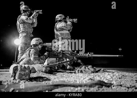 U.S. Army Reserve SPC. Fatima Flores beobachtet die Genauigkeit von SPC. Karina Mendez während der Nacht - Feuer Qualifikation mit einem M2 machine gun während des Betriebs Cold Steel II am Fort Hunter Liggett, Calif., Dez. 4, 2017. Beide Soldaten sind mit der 607Th Military Police Battalion in Grand Prairie, Texas. Etwa 100 Militärpolizei Soldaten mit der 200 Militärpolizei Befehls Cold Steel, das größte Schießwesen Operation in der Geschichte des America's Army Reserve nahmen unter der Führung der US-Armee Finden und veranstaltet vom 79. Theater Sustainment Command, Ausbildung Soldie Stockfoto