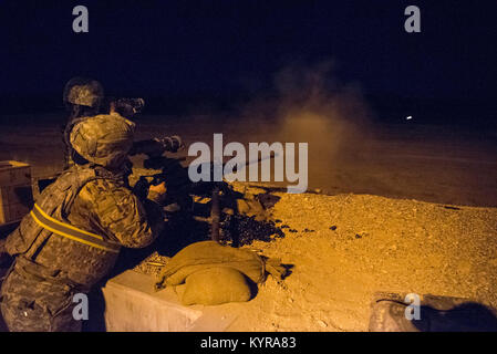 U.S. Army Reserve SPC. Karina Mendez bietet overwatch als SPC. Fatima Flores Brände die M2 Maschinengewehr für Night-fire Qualifizierung im Betrieb Cold Steel II am Fort Hunter Liggett, Calif., Dez. 4, 2017. Beide Soldaten sind mit der 607Th Military Police Battalion in Grand Prairie, Texas. Etwa 100 Militärpolizei Soldaten mit der 200 Militärpolizei Befehls Cold Steel, das größte Schießwesen Operation in der Geschichte des America's Army Reserve nahmen unter der Führung der US-Armee Finden und veranstaltet vom 79. Theater Sustainment Command, die Ausbildung von Soldaten als zu arbeiten Stockfoto