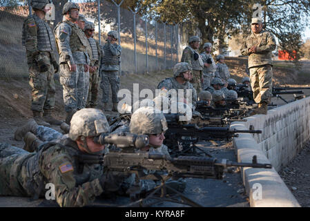 U.S. Army Reserve Staff Sgt. Jesus Valles, 883Rd Quartermaster Firma, in Broken Arrow, Okla. basiert, bietet eine/PAS-13 Einarbeitung Training für Soldaten mit einem thermischen Waffe Anblick zum ersten Mal während des Betriebs Cold Steel II am Fort Hunter Liggett, Calif., Dez. 4, 2017. Das Gerät erlaubt die Soldaten die Möglichkeit Ziele bei Tag oder Nacht auf größere Entfernungen zu lokalisieren, durch Rauch und Nebel. Etwa 100 Militärpolizei Soldaten mit der 200 Militärpolizei Befehls Cold Steel, das größte Schießwesen Operation in der Geschichte des America's Army Reserve nahmen unter der Leitung des Stockfoto