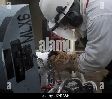 Us Air Force Airman 1st Class Jerry Timmons, 673 d Logistik Bereitschaft Squadron Brennstoffe Einrichtungen Techniker, Chips, Eis von einem 50-Liter flüssigem Sauerstoff Warenkorb Joint Base Elmendorf-Richardson, Alaska, Dez. 4, 2017. Sauerstoff wird unter Druck in flüssigem Zustand gekühlt, um es effizienter vom Tieftemperaturtanks zu JBER Aircraft und frische Luft zu Piloten im Flug zu transportieren. (U.S. Air Force Stockfoto