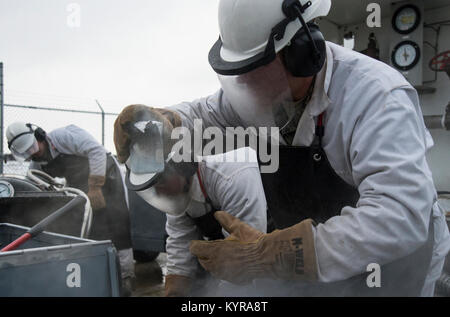 Us Air Force Tech. Sgt. Eric Fortenberry, 673 d Logistik Bereitschaft Squadron Brennstoffe Einrichtungen Abschnitt Techniker, nimmt eine Probe des flüssigen Sauerstoff bei Joint Base Elmendorf-Richardson, Alaska, Dez. 4, 2017. Sauerstoff wird unter Druck in flüssigem Zustand gekühlt, um es effizienter vom Tieftemperaturtanks zu JBER Aircraft und frische Luft zu Piloten im Flug zu transportieren. (U.S. Air Force Stockfoto