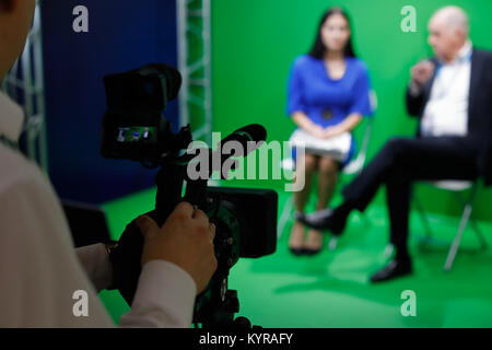 Videoaufnahme von einem Interview in TV-Green Screen Studio. Selektive konzentrieren. Stockfoto