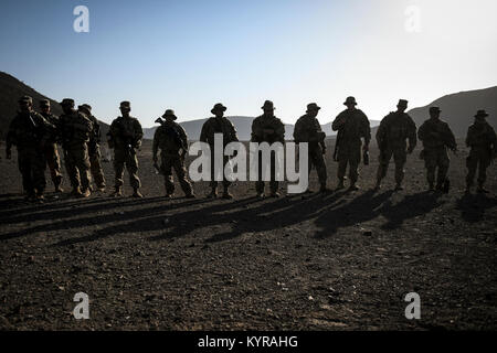 Us-Soldaten aus tierischen Gesellschaft, 3.BATAILLON, 141 Infanterie Regiment, Task Force Bajonett an die Combined Joint Task Force-Horn von Afrika (CJTF-HOA), erhalten eine Sicherheit kurz vor dem Feuer Übungen während Alligator Dolch in Dschibuti, Afrika, Dez. 13, 2017. Alligator Dolch, geführt von Naval Amphibious Force, Task Force 51/5 th Marine Expeditionary Brigade, ist eine dedizierte, bilaterale bekämpfen Probe, die US-amerikanischen und Französischen Streitkräfte zu üben, zu proben und Übung integrierte Funktionen zum US Central Command sowohl über Wasser und an Land zur Verfügung. (U.S. Air Force Stockfoto