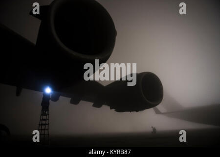 Ein US Air Force Crew Chief zum 379. Expeditionary Aircraft Maintenance Squadron zugeordnet prüft der Motor eines C-17 Globemaster III im Al Udeid Air Base, Katar, Dez. 22, 2017. Die 379 EAMXS ist eine totale Kraft Team aus Piloten und Flugzeuge aus mehr als 70 verschiedenen Active Duty, Schutz, und finden Kraft Anbietern zur Unterstützung sechs verschiedene Flugzeugzellen. (U.S. Air Force Stockfoto