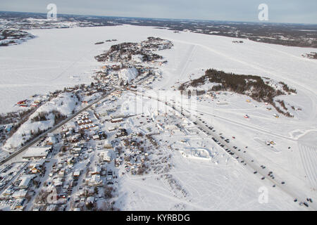 Luftaufnahme von Yellowknife im Winter, mit dem Long John Jamboree und Snow King Festival, das am Great Slave Lake, Northwest Territories, stattfindet. Stockfoto