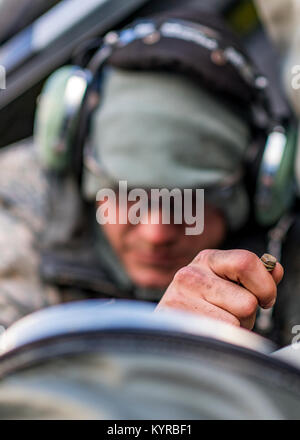 Us Air Force Hydraulik gesellenprüfung der 101St Air Refuelling Flügel Maintenance Squadron Reparatur und einer der führenden Kante spoiler Betätigungselement auf einer KC-135 Stratotanker R während einer der kältesten Wochen im Laufe der letzten 40 Jahre an die 101 Luftbetankung Flügel, Bangor, Jan. 2, 2018 aufgenommene ersetzen. Die Temperatur von 8,1 Grad unter Null und einem windchill Faktor von 11,9 auf unter Null nicht die Betreuer nicht von der Ausführung der erforderlichen Reparaturen zu stoppen. (U.S. Air National Guard Stockfoto