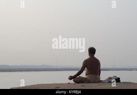 Indische Mann betet in Ganges Ghat in Varanasi Indien. Stockfoto