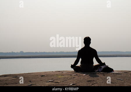 Indische Mann betet in Ganges Ghat in Varanasi Indien. Stockfoto
