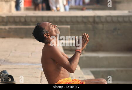 Indische Mann betet in Ganges Ghat in Varanasi Indien. Stockfoto