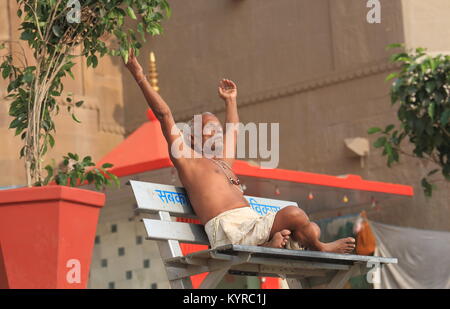Indische Mann betet in Ganges Ghat in Varanasi Indien. Stockfoto