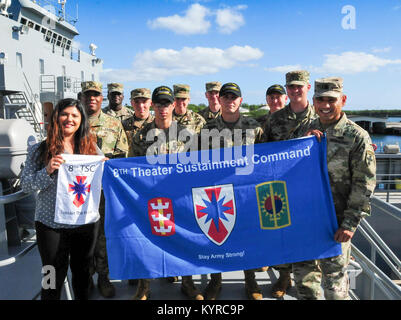 Die 8 Theater Sustainment Command hosted Frau Sandra Cancinos, den militärischen Angelegenheiten Verbindungsbeamte für Kongreßabgeordnetes Tulsi Gabbard, 2. Bezirk von Hawai'i, und Command Sgt. Maj. Rodger Mansker, Senior Advisor für die United States Army Material Command diese Woche eingetragen. Während der Besuche, Frau Cancinos und CSM Mansker erhalten Fähigkeiten Briefings von der 545th Transportation Company, 728th Military Police Battalion und 303 D Ordnance Battalion - EOD. Die Veranstaltung endete mit einem Rundgang durch die LSV-2 CW 3 Harold C. Einhänger. (U.S. Armee Stockfoto