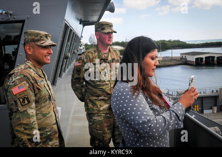 Die 8 Theater Sustainment Command hosted Frau Sandra Cancinos, den militärischen Angelegenheiten Verbindungsbeamte für Kongreßabgeordnetes Tulsi Gabbard, 2. Bezirk von Hawai'i, und Command Sgt. Maj. Rodger Mansker, Senior Advisor für die United States Army Material Command diese Woche eingetragen. Während der Besuche, Frau Cancinos und CSM Mansker erhalten Fähigkeiten Briefings von der 545th Transportation Company, 728th Military Police Battalion und 303 D Ordnance Battalion - EOD. Die Veranstaltung endete mit einem Rundgang durch die LSV-2 CW 3 Harold C. Einhänger. (U.S. Armee Stockfoto