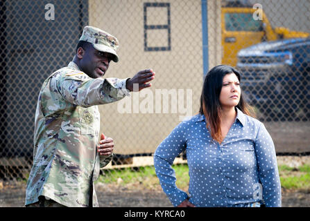 Die 8 Theater Sustainment Command hosted Frau Sandra Cancinos, den militärischen Angelegenheiten Verbindungsbeamte für Kongreßabgeordnetes Tulsi Gabbard, 2. Bezirk von Hawai'i, und Command Sgt. Maj. Rodger Mansker, Senior Advisor für die United States Army Material Command diese Woche eingetragen. Während der Besuche, Frau Cancinos und CSM Mansker erhalten Fähigkeiten Briefings von der 545th Transportation Company, 728th Military Police Battalion und 303 D Ordnance Battalion - EOD. Die Veranstaltung endete mit einem Rundgang durch die LSV-2 CW 3 Harold C. Einhänger. (U.S. Armee Stockfoto