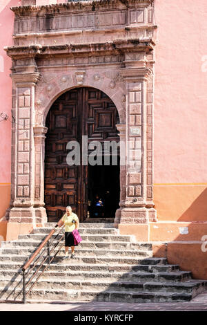 Eine weibliche Mexikanische Kirche goer Verlassen eine Kirche in San Miguel de Allende, Mexiko Stockfoto