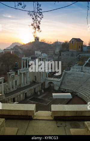Reste der antiken römischen Theater von Philippopolis in Plovdiv bei Sonnenuntergang, Blick auf das römische Amphitheater, Plovdiv, Bulgarien. Stockfoto