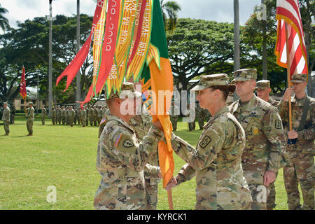 Command Sgt. Maj. Teresa Duncan übergibt der 8 Military Police Brigade Farben zu der Brigade Kommandeur, Oberst Shannon-Mikel Lucas, während ein Wechsel der Verantwortung Zeremonie am 9. Januar auf Schofield Barracks" Hamilton Feld. (U.S. Armee Stockfoto