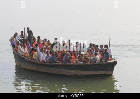 Die Menschen nehmen Kreuzfahrtschiff am Ganges in Varanasi Indien. Stockfoto