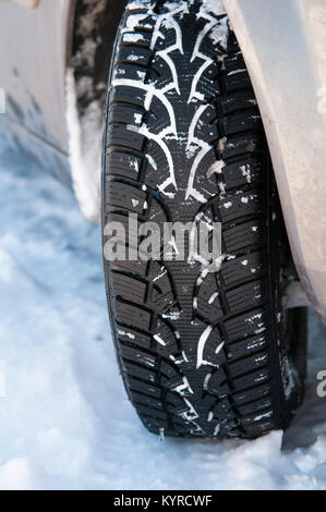 Auto Reifen im Winter Straße Stockfoto