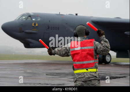 Senior Airman Nicholas Hyatt, 5 Aircraft Maintenance Squadron, Marshals a B-52 Stratofortress bei Ankunft auf RAF Fairford, England Jan. 9, 2018. Das Flugzeug von Minot Air Force Base, N.D., bereitgestellt auf RAF Fairford theater Integration und Schulung durchzuführen. Der Einsatz strategischer Bomber auf das Vereinigte Königreich hilft United States Air Forces in Europa Standort für Bomber. Training mit gemeinsamen Partnern, alliierten Nationen und anderen U.S. Air Force Einheiten hilft die 5 Bombe Flügel tragen dazu bereit und posierten Kräfte. (U.S. Air Force Stockfoto