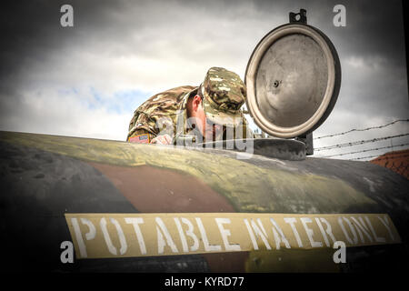 Ein U.S. Army service Mitglied zugeordnet zu Joint Task Force-Bravo prüft ein Wasserbüffel während ein Wasserbüffel Behandlung und Kontrolle der Klasse im Soto Cano Air Base, Honduras, Jan. 09, 2018. Soldaten von Jtf - Bravo's Medical Element, 1. Battalion, 228Th Aviation Regiment, die Streitkräfte Bataillon und gemeinsame Sicherheitskräfte nahmen an einer 40 Stunde Bereich Abwasserentsorgung Kurs über Wasser und Nahrung, Hygiene, chemische Gefahren, Bedrohungen und Entsorgung von Jan. 08 zu erlernen - 11 und wurden als für jede Ihrer jeweiligen Einheiten zertifiziert. (U.S. Armee Stockfoto