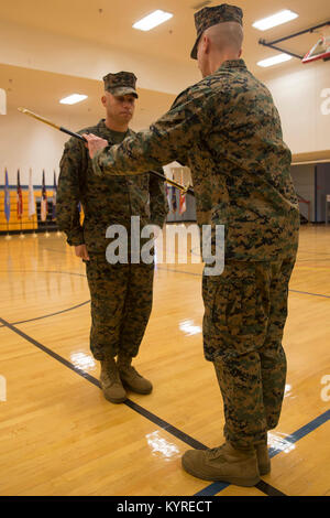 Us Marine Corps Col. Boyd Miller, A., rechts, Kommandierender Offizier der Zentrale Regiment (HQ-Reg.), 2. Marine Logistics Group (MLG), II Marine Expeditionary Force (MEF), übergibt einen noncommissioned officer Schwert zu Sgt. Maj. Alex Narvaez, eingehende Sergeant Major von HQ Reg., 2. MLG, II MEF, während einer Post- und Überdruckventil Zeremonie in Camp Lejeune, N.C., Jan. 10, 2018. Während der Zeremonie, Sgt. Maj. Dylan W. Goldman seinen Posten als Sergeant Major zu Narvaez aufgegeben. (U.S. Marine Corps Stockfoto