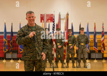 Us Marine Corps Sgt. Maj. Dylan W. Goldman, ging, Sergeant Major der Zentrale Regiment, 2. Marine Logistics Group, II Marine Expeditionary Force, lächelt, während einer Post- und Überdruckventil Zeremonie in Camp Lejeune, N.C., Jan. 10, 2018. Während der Zeremonie, Goldman seinen Posten als Sergeant Major zu Sgt aufgegeben. Maj. Alex Narvaez. (U.S. Marine Corps Stockfoto