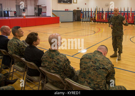 Us Marine Corps Sgt. Maj. Alex Narvaez, eingehende Sergeant Major der Zentrale Regiment, 2. Marine Logistics Group, II Marine Expeditionary Force, liefert eine Rede auf einer Post- und Überdruckventil Zeremonie in Camp Lejeune, N.C., Jan. 10, 2018. Während der Zeremonie, Sgt. Maj. Dylan W. Goldman seinen Posten als Sergeant Major zu Narvaez aufgegeben. (U.S. Marine Corps Stockfoto